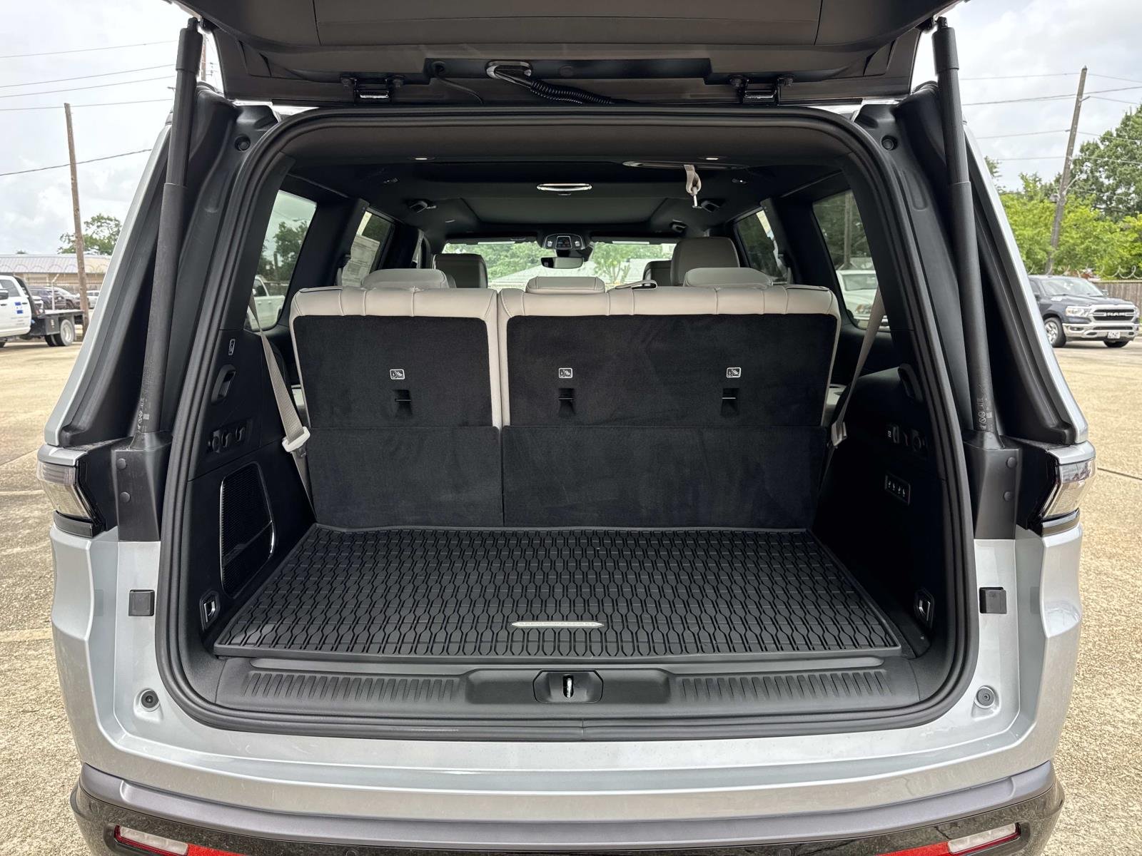 New 2026 Silver-Zynith Exterior Paint Jeep  image 6