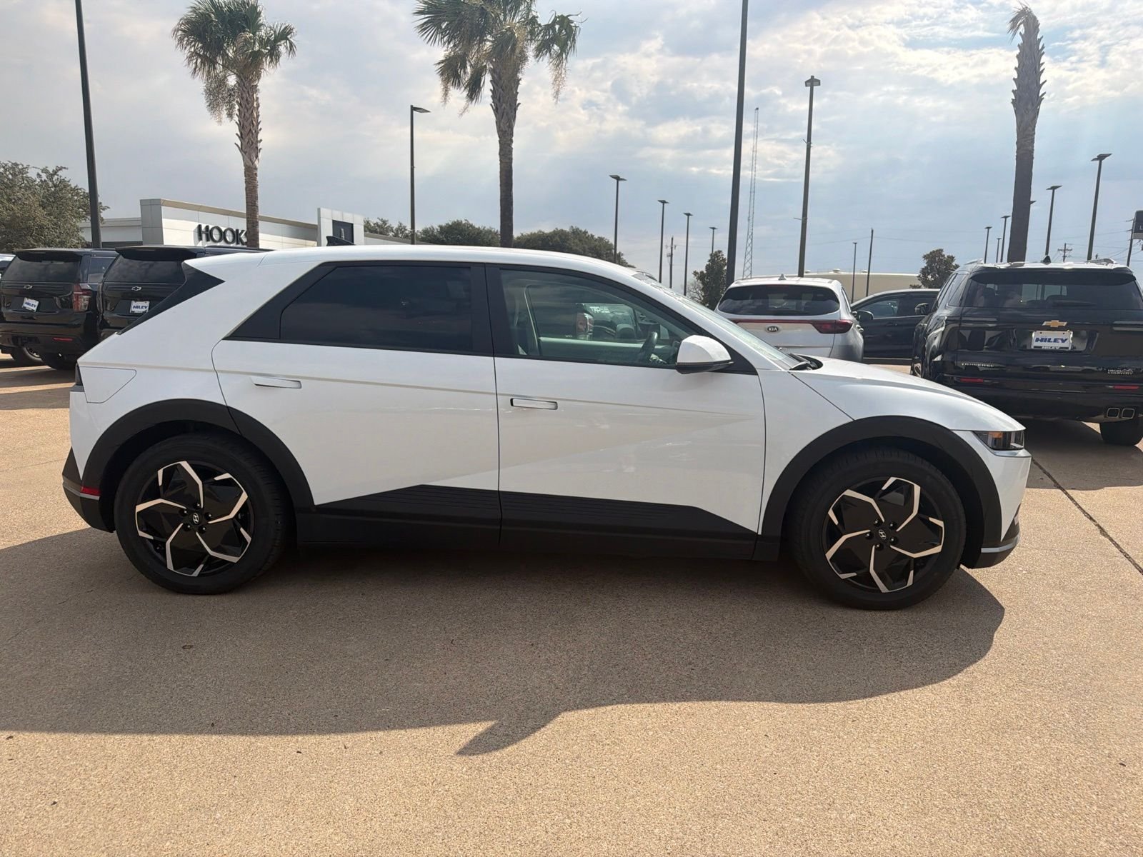Certified Used 2024 Atlas White Hyundai SEL image 4