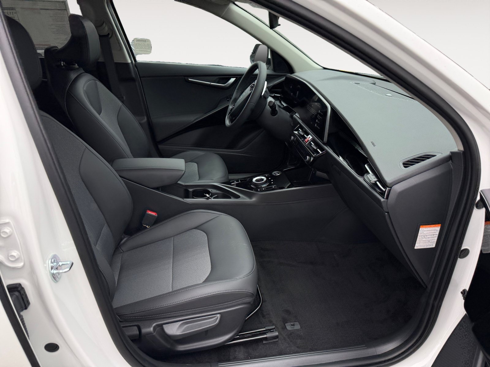 New 2026 Snow White Pearl Kia WIND image 19