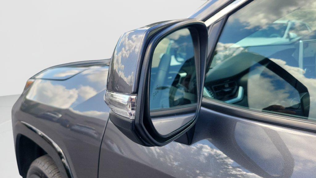 2025 Toyota RAV4 SE - Photo 26