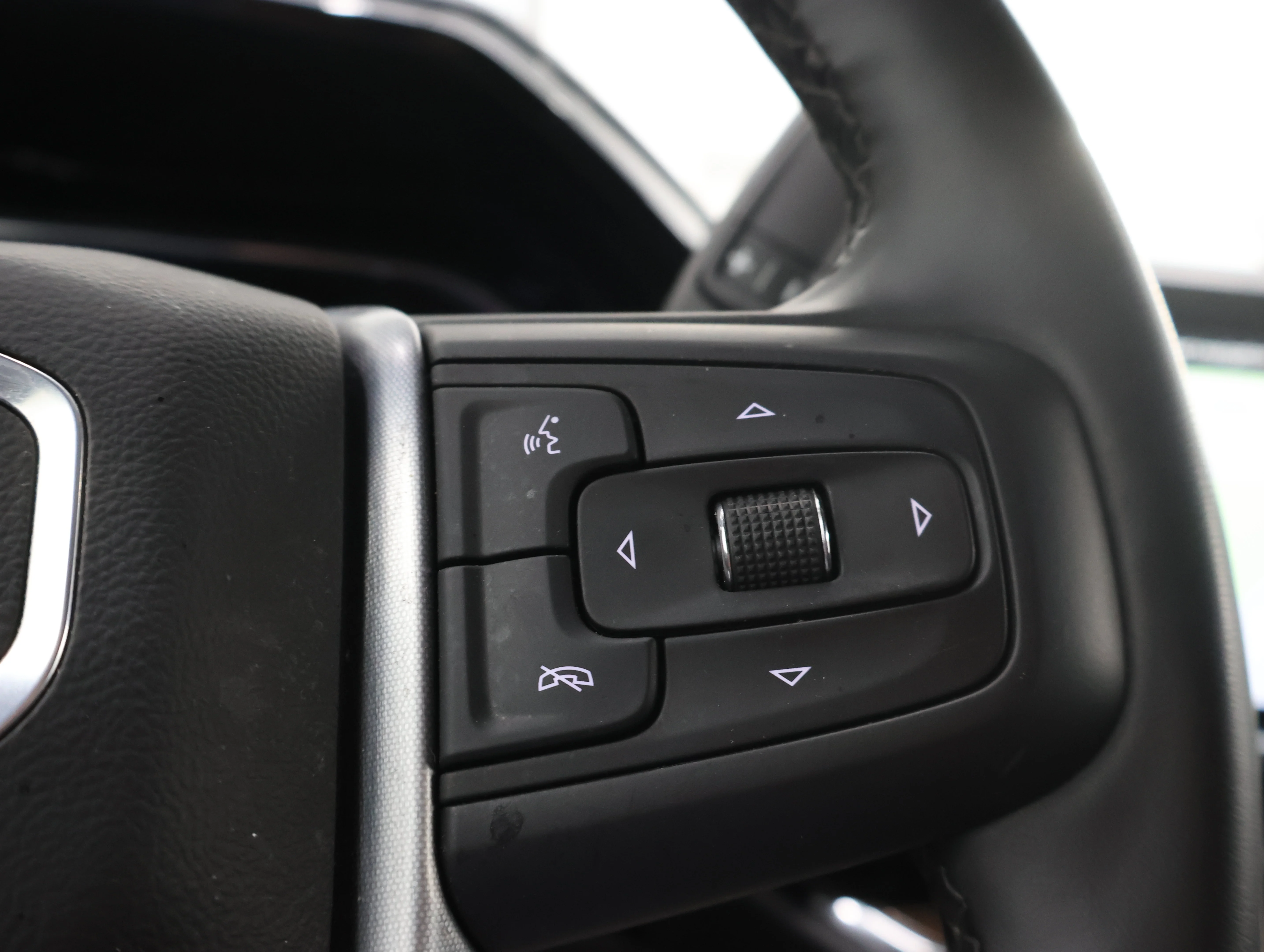 Used 2025 Summit White GMC SLE image 13