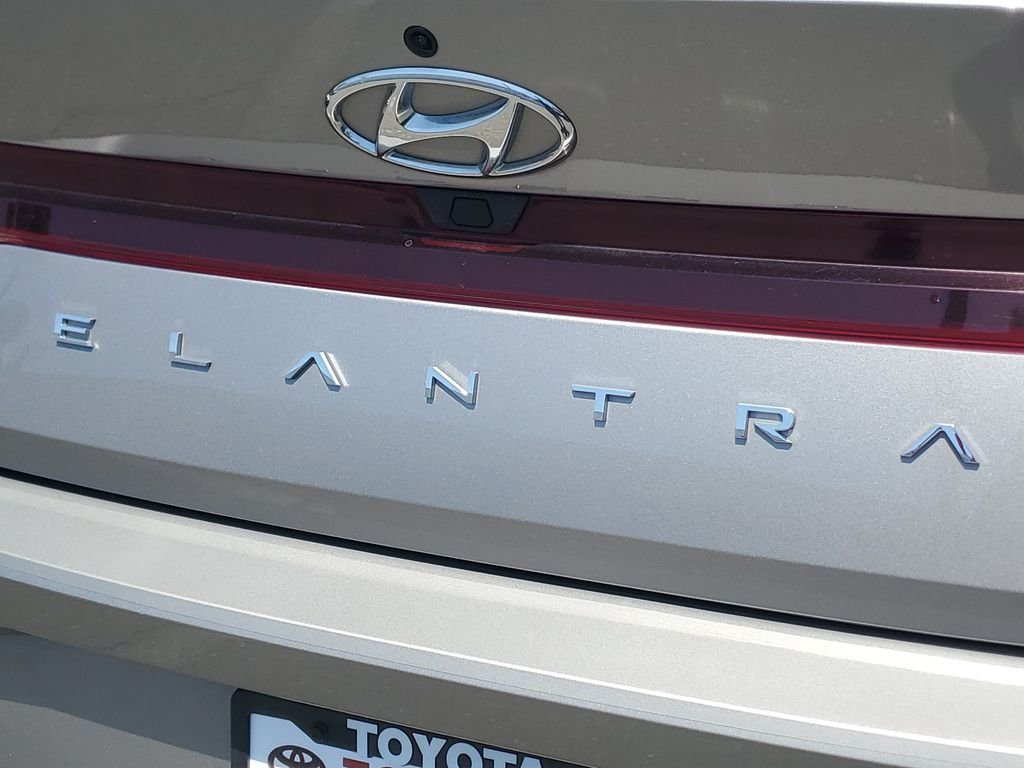 Used 2021 Fluid Metal Hyundai SEL image 7