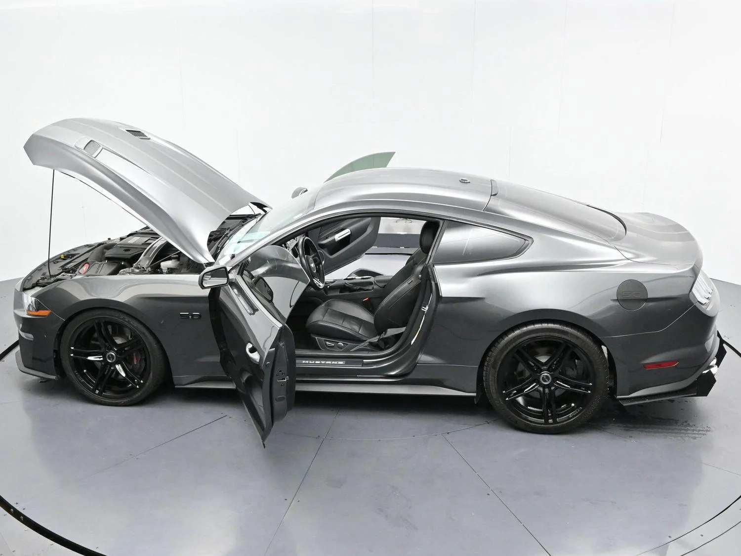 Used 2018 Magnetic Ford GT Premium image 35