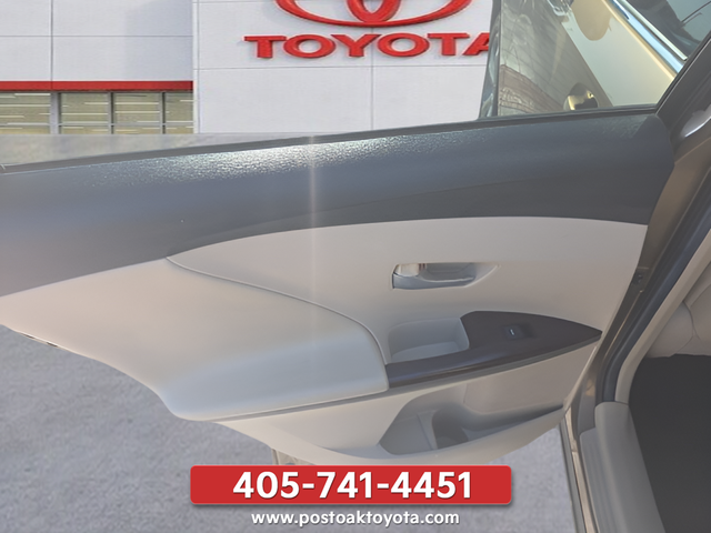 Used 2013 Gold Toyota LE image 22