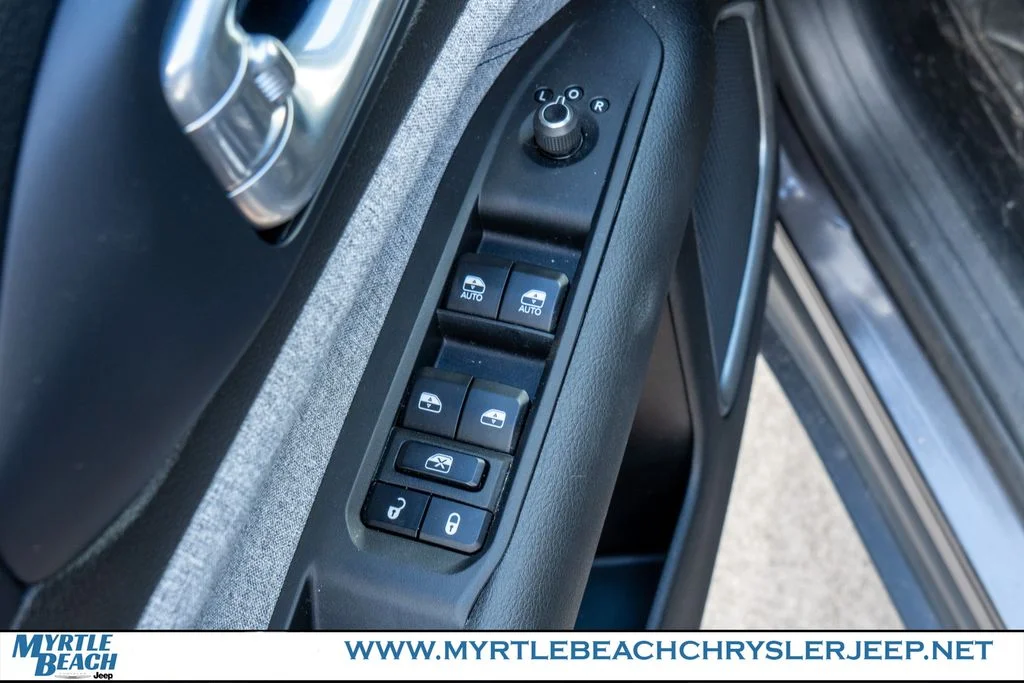 Used 2023 Crystal Metallic Jeep Latitude image 16