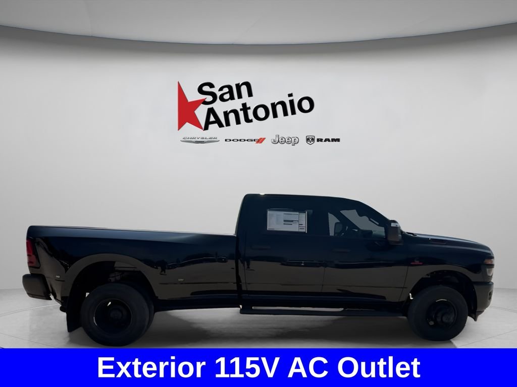 New 2026 Diamond Black Crystal Pearl-Coat Exterior Paint RAM Tradesman image 17