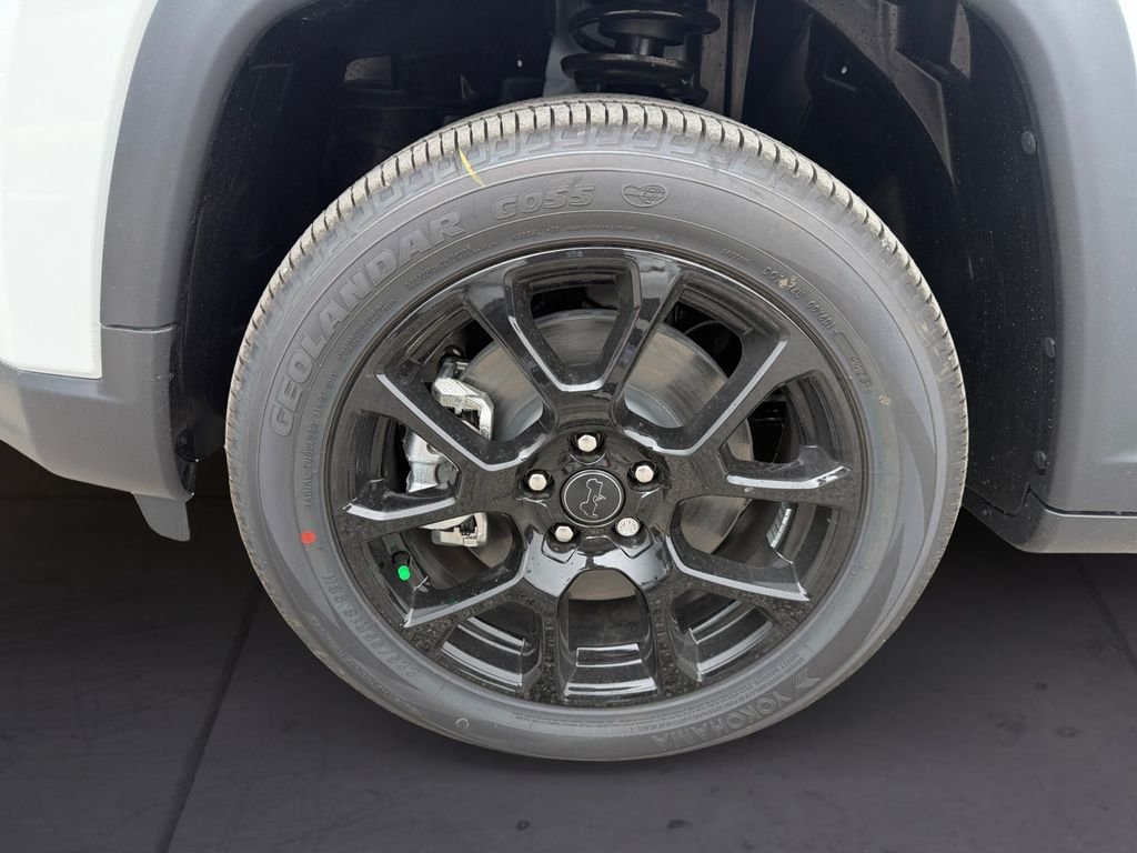 New 2026 Bright White Clear-Coat Exterior Paint Jeep Latitude image 9