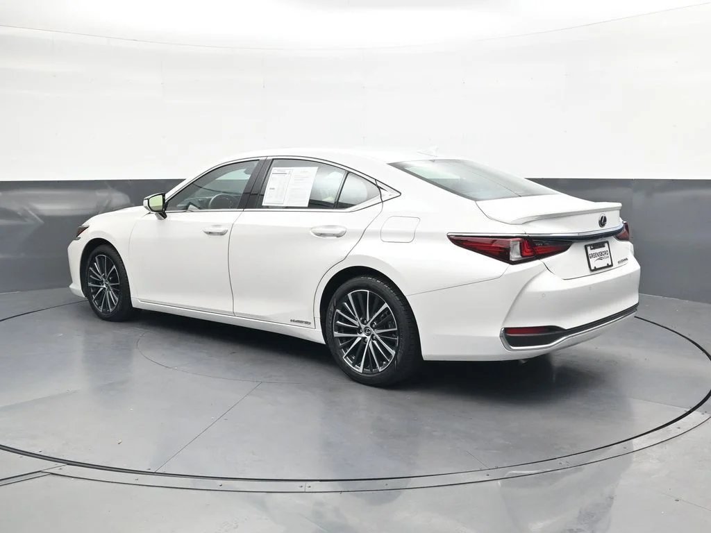 Used 2022 White Lexus 300h image 11