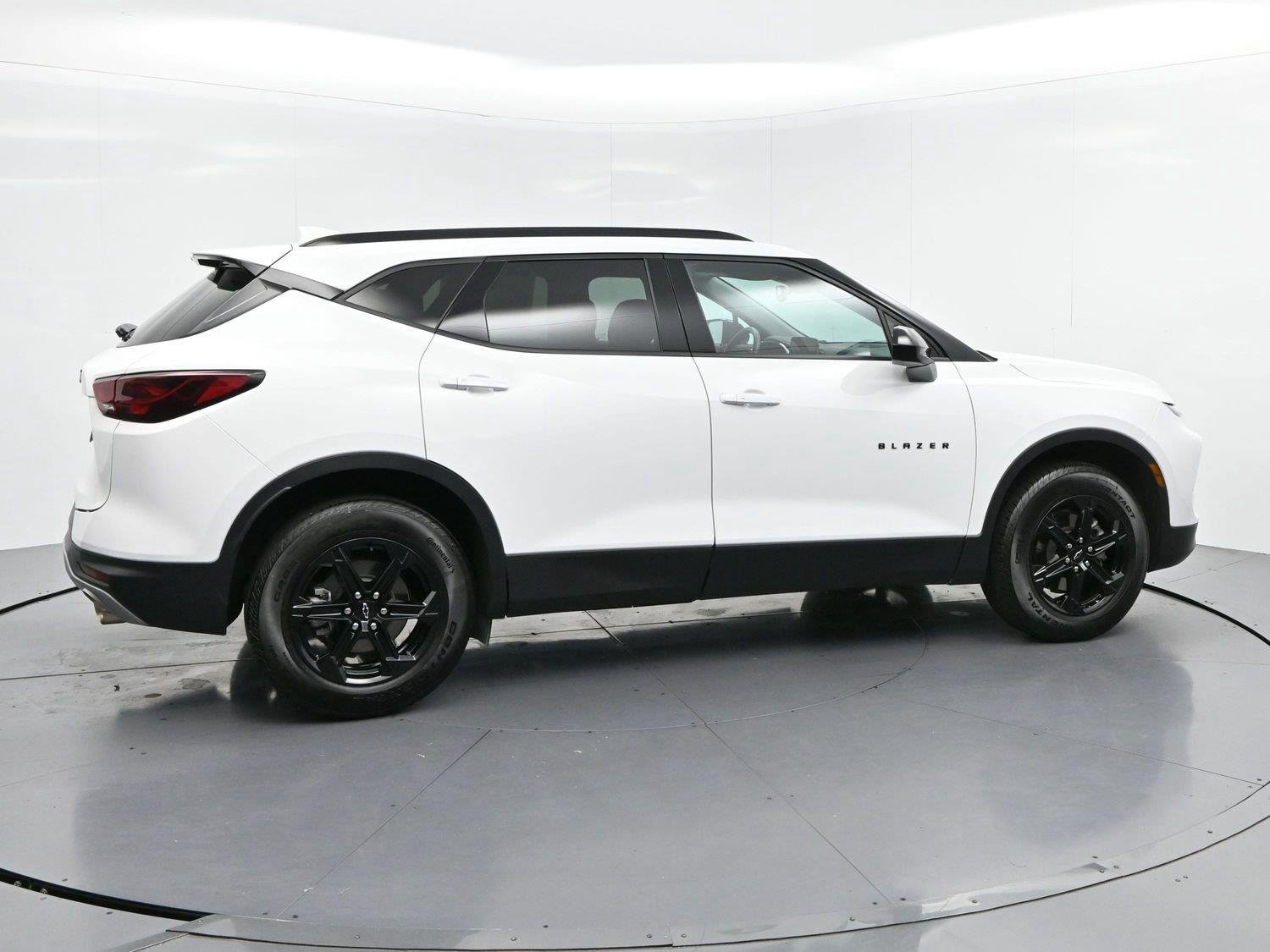 Used 2023 SUMMIT WHITE Chevrolet LT image 8