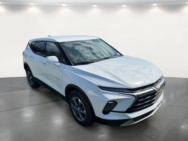 Used 2025 White Chevrolet LT image 9