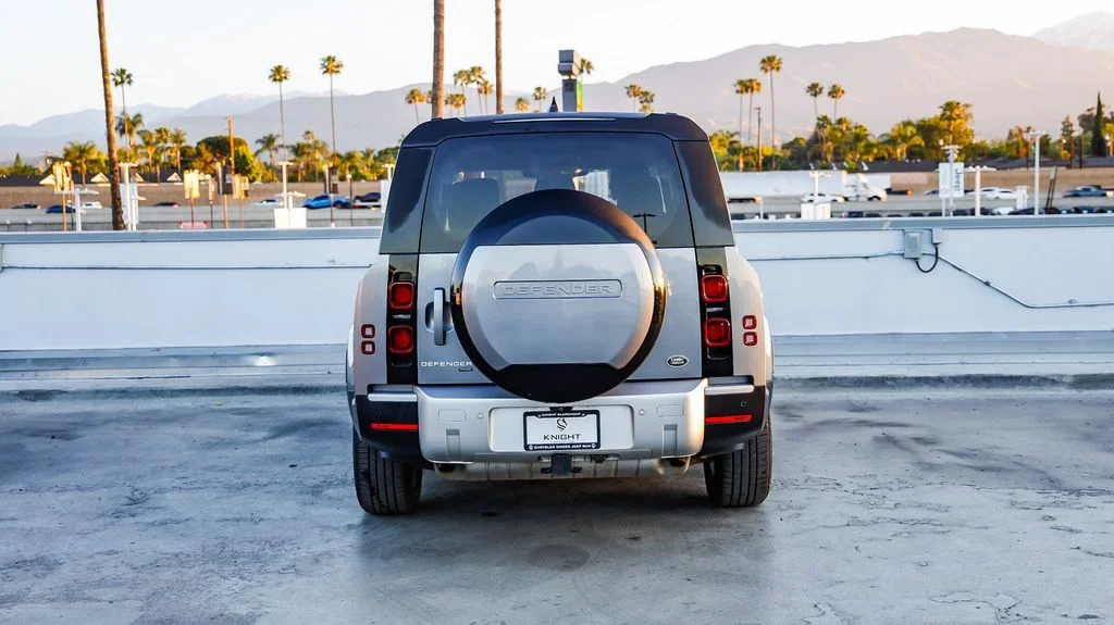 Used 2023  Land Rover SE image 8