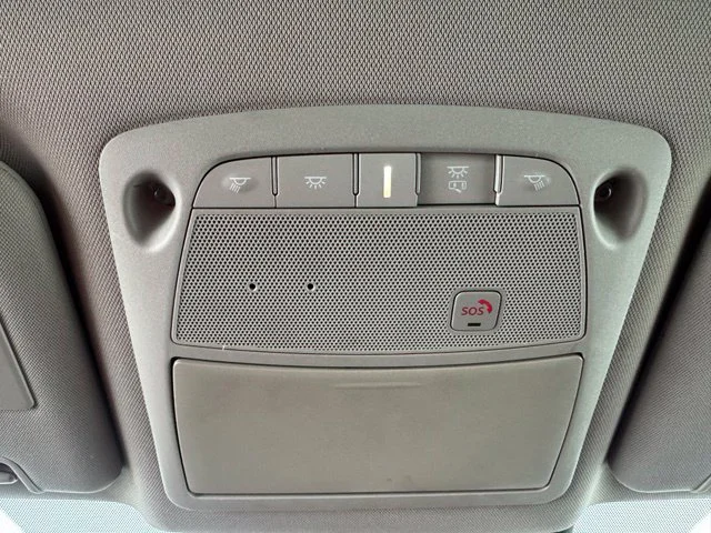 Used 2020 Blue Nissan SL image 37