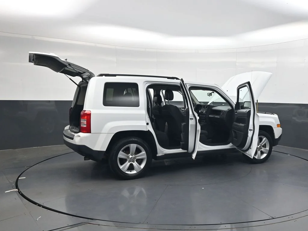Used 2015 Bright White Clearcoat Jeep Latitude image 38