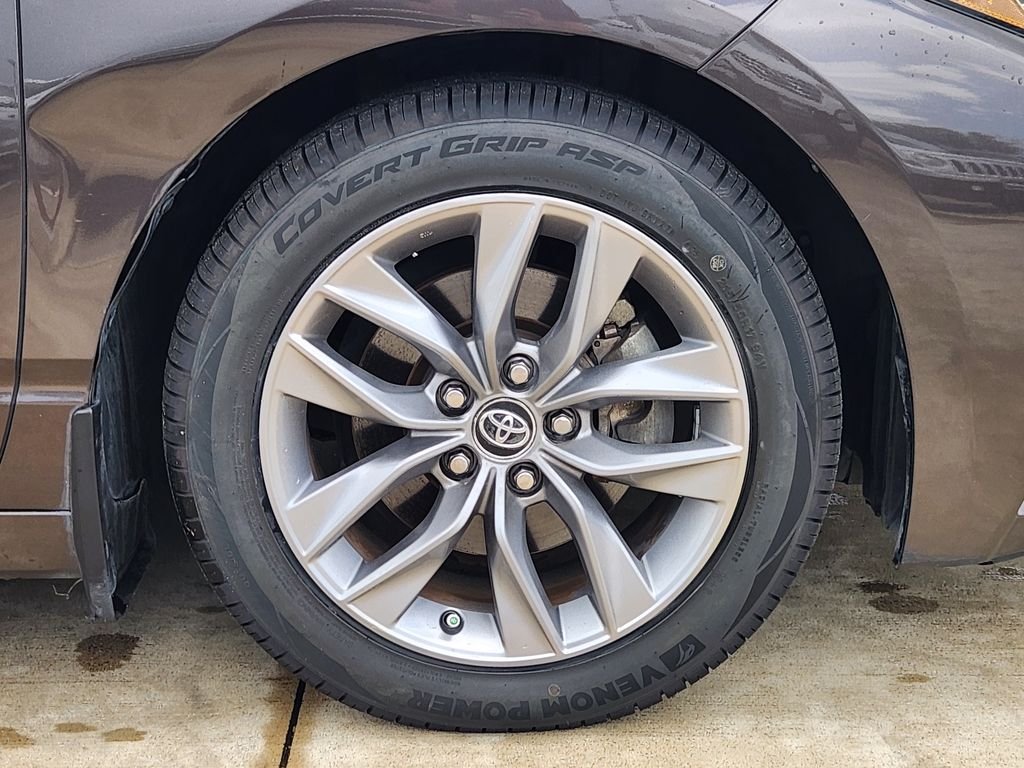 Used 2020 Brownstone Toyota Hybrid XLE image 12