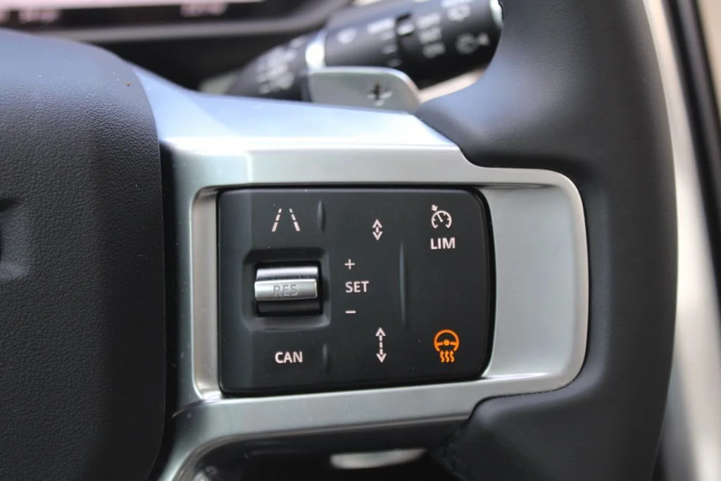 Certified Used 2025  Land Rover Dynamic SE image 19