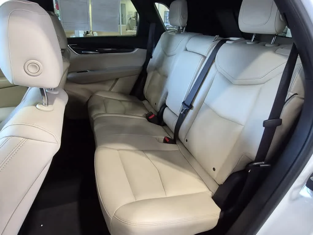 Used 2018 Crystal White Tricoat Cadillac FWD image 7