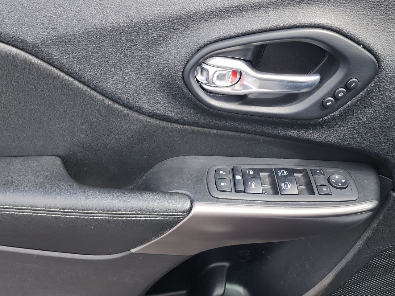 Used 2019 White Jeep Limited image 13