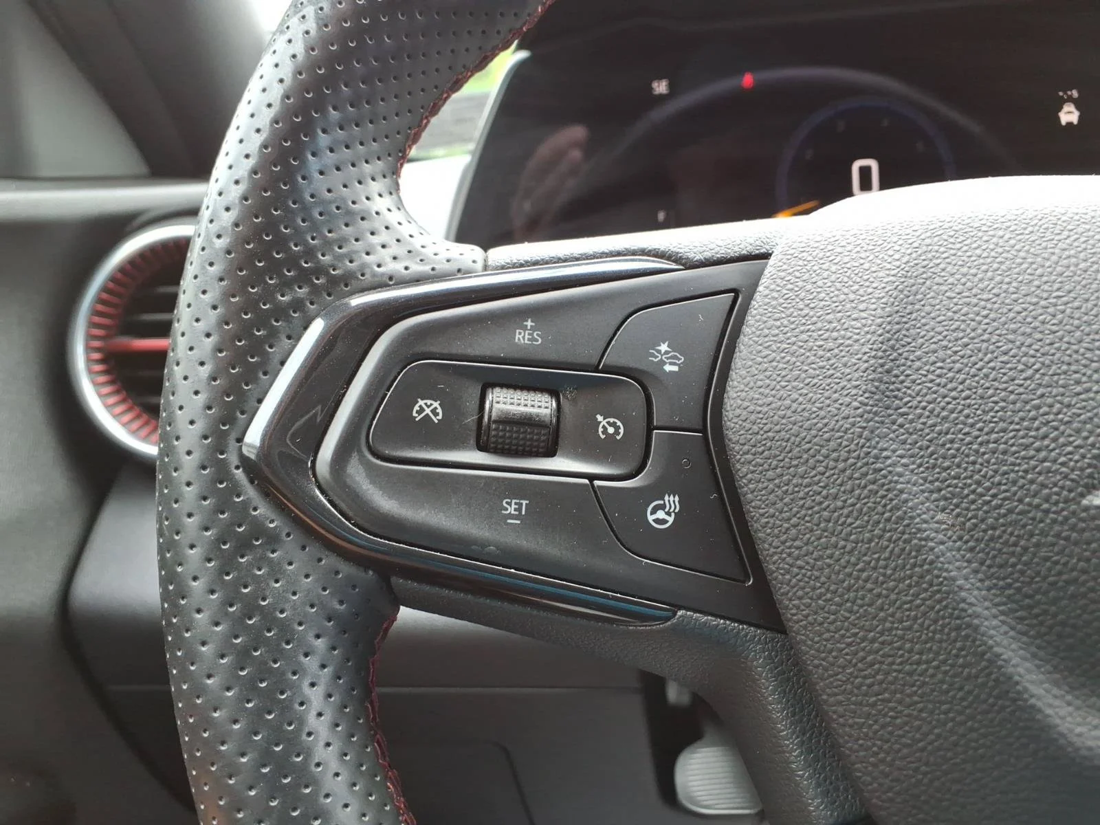 Used 2024 Summit White Chevrolet 2RS image 29