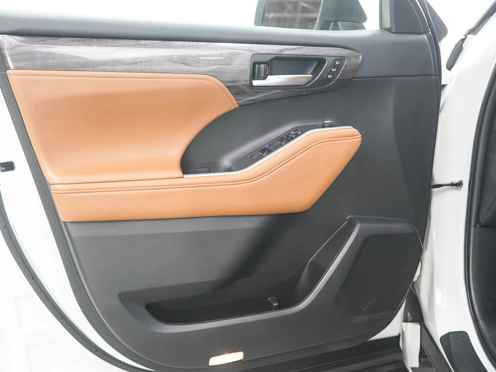 Used 2023  Toyota Hybrid Platinum image 18