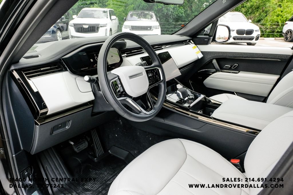 New 2026 Santorini Black Metallic Land Rover SE image 2