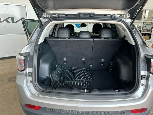 Used 2018 Silver Jeep Latitude image 20