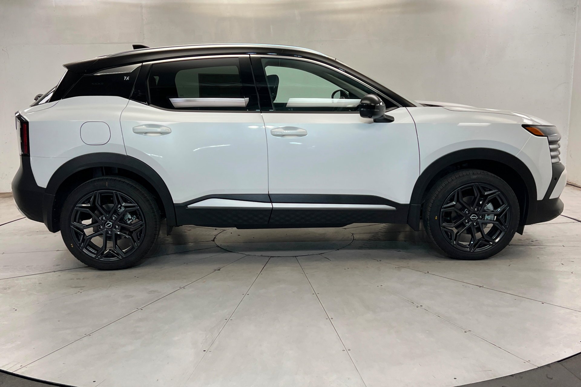 New 2026 Aspen White TriCoat / Super Black Two-tone Nissan SR image 7