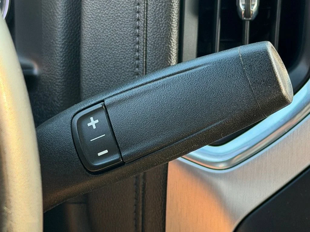 Used 2023 SUMMIT WHITE GMC SLE image 31