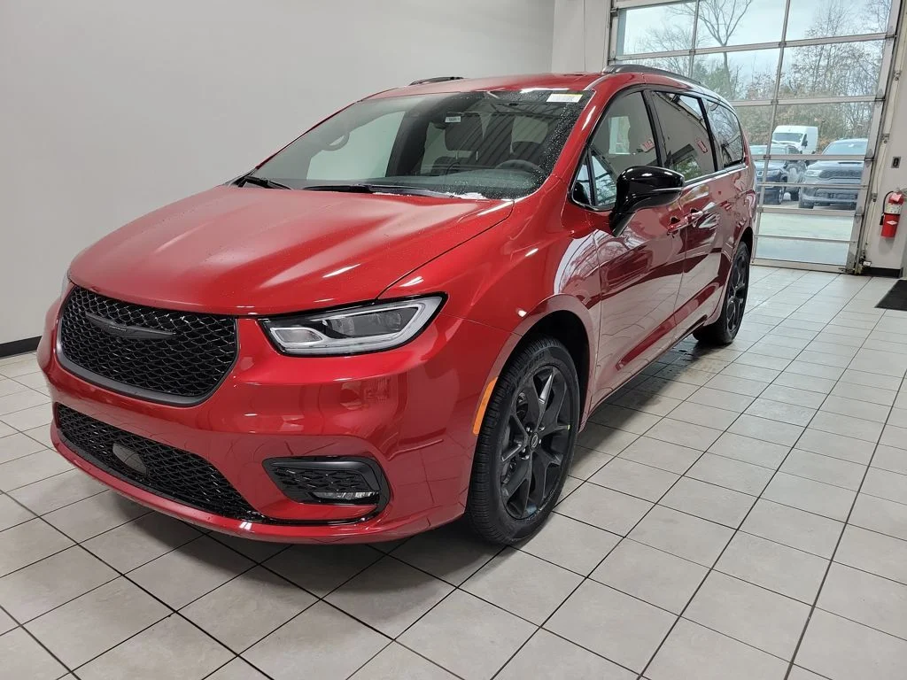 New 2026 Red Hot Pearl-Coat Exterior Paint Chrysler Select image 2