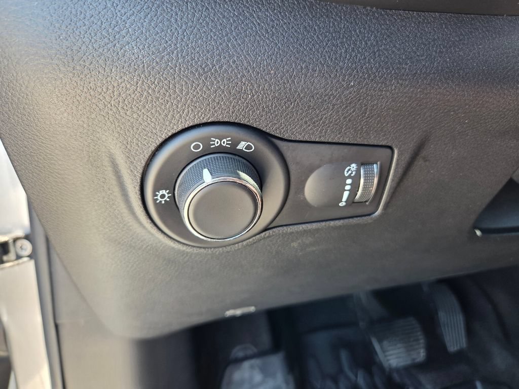 Used 2022  Jeep  image 25