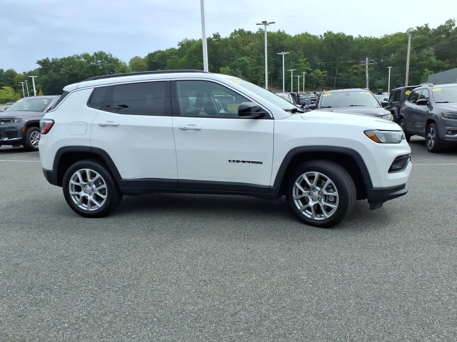 Certified Used 2023 Bright White Clearcoat Jeep Latitude Lux image 6