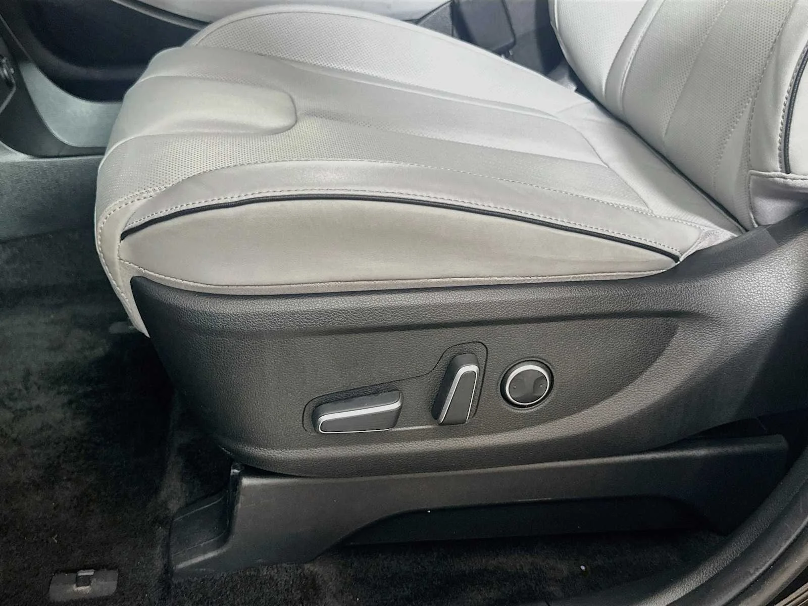 Used 2025 Abyss Black Pearl Hyundai SEL image 18