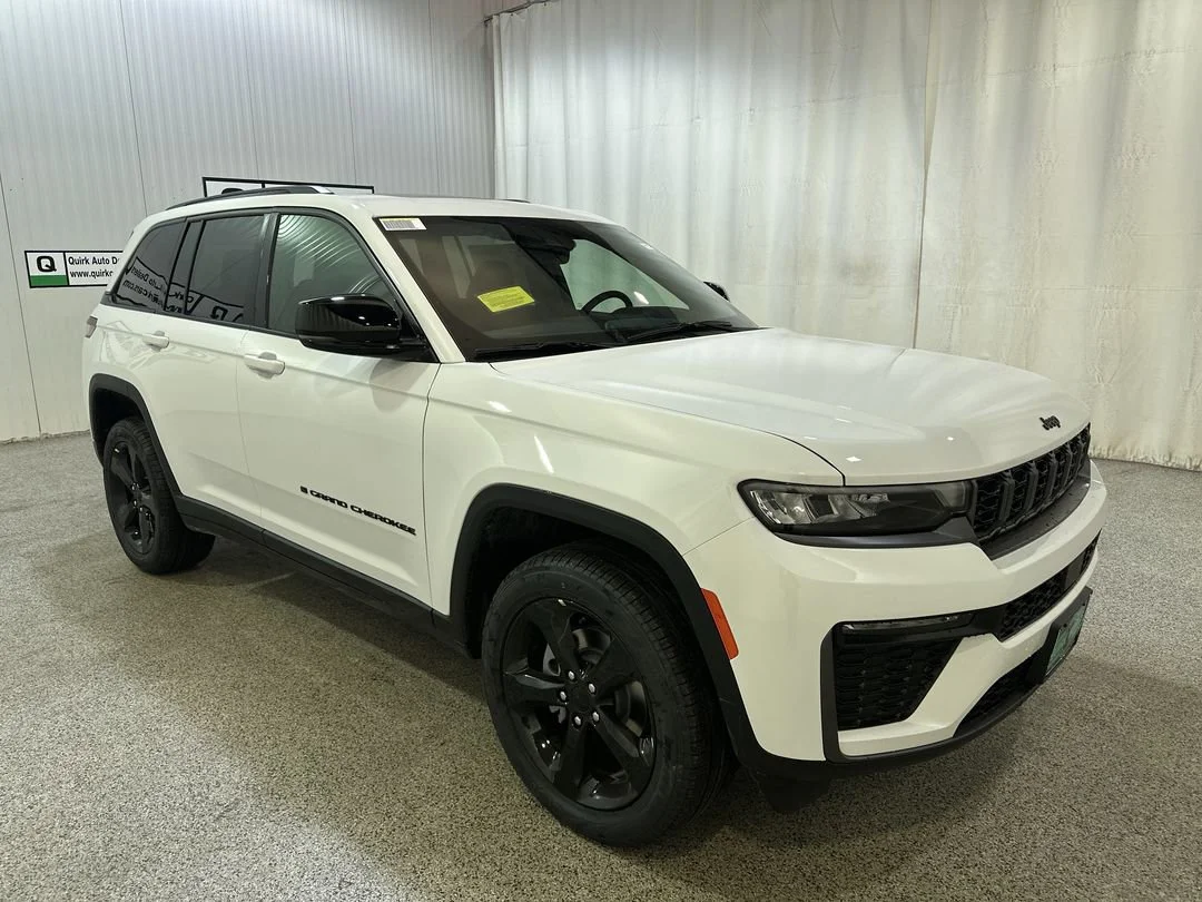 New 2026 Bright White Clear-Coat Exterior Paint Jeep Limited image 3