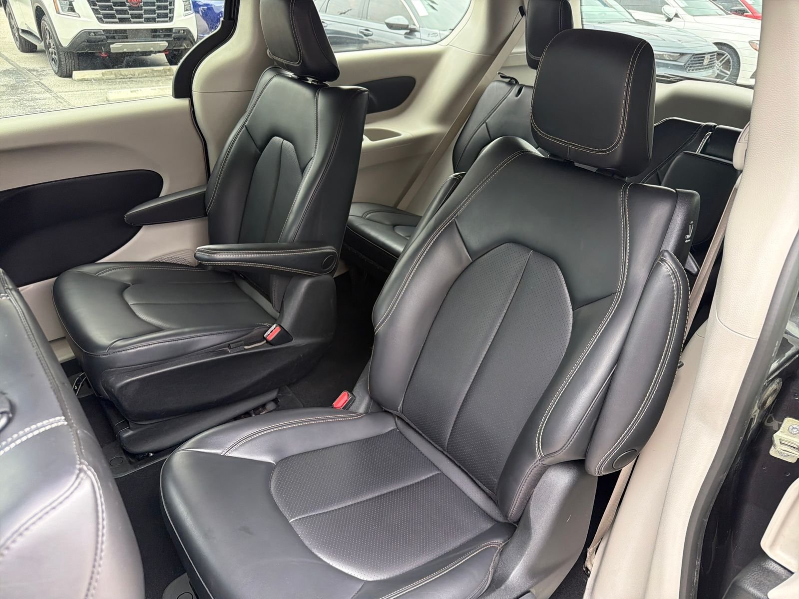 Used 2023 Crystal Metallic Chrysler Touring L image 32