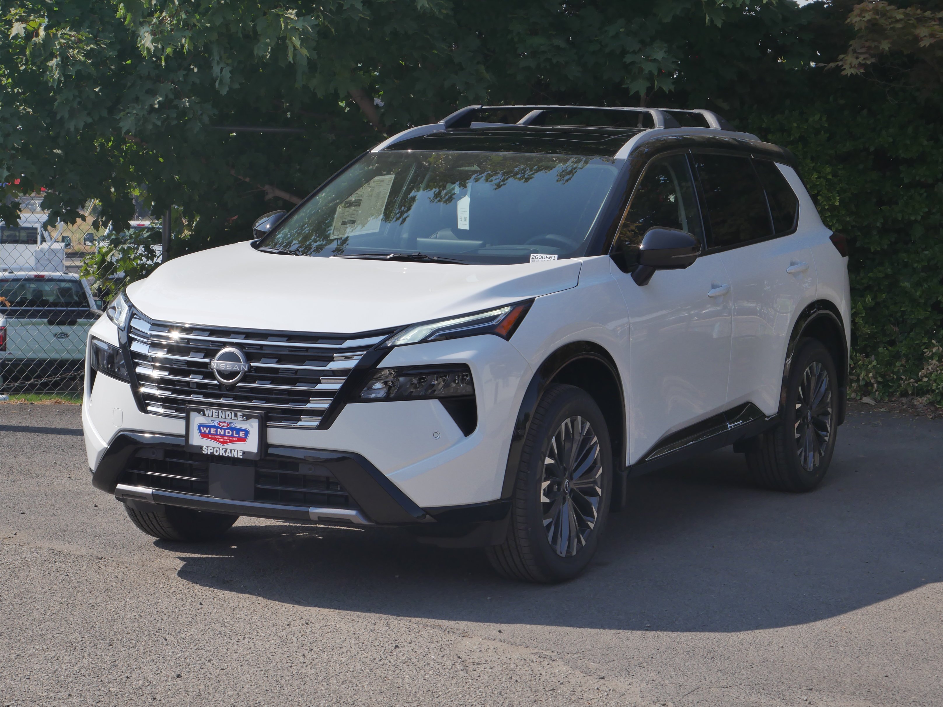 New 2026 Everest White Pearl TriCoat / Super Black Two-tone Nissan Platinum image 2