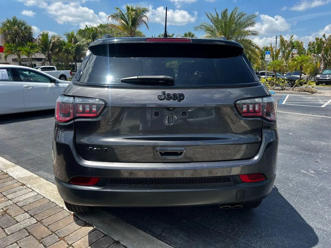 Used 2018  Jeep Altitude 4x4 image 5
