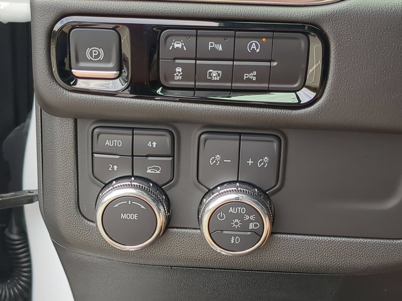 Used 2025 Summit White GMC Elevation image 18
