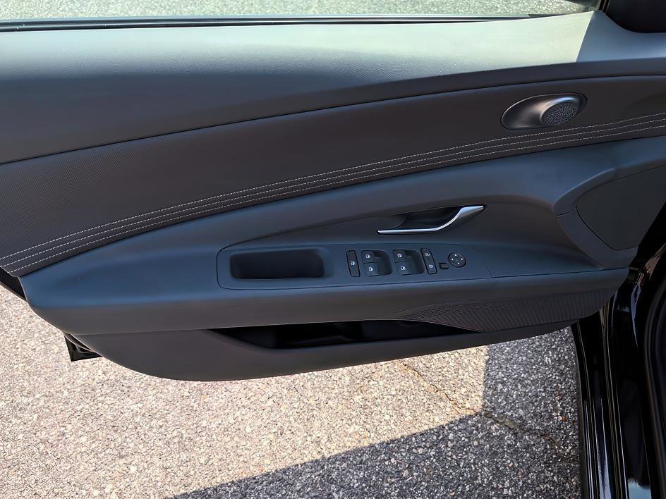 Used 2025 Abyss Black Hyundai SEL Convenience image 16
