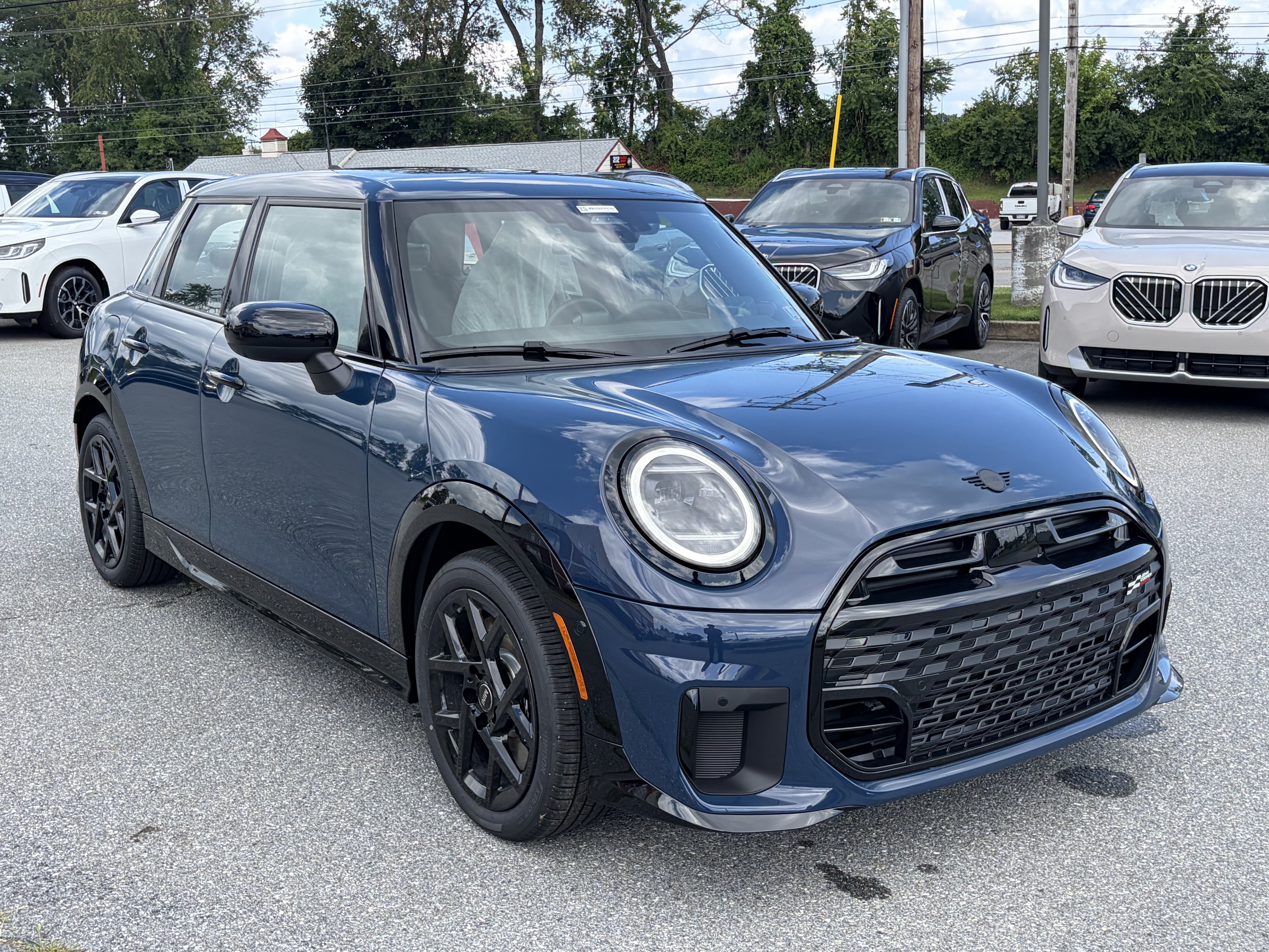 New 2026 Indigo Sunset Blue Metallic MINI Iconic image 3