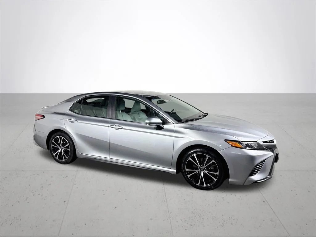 Used 2018 Silver Toyota SE image 4