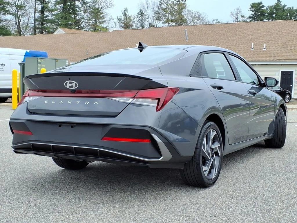 Used 2025 Gray Hyundai SEL Sport image 3