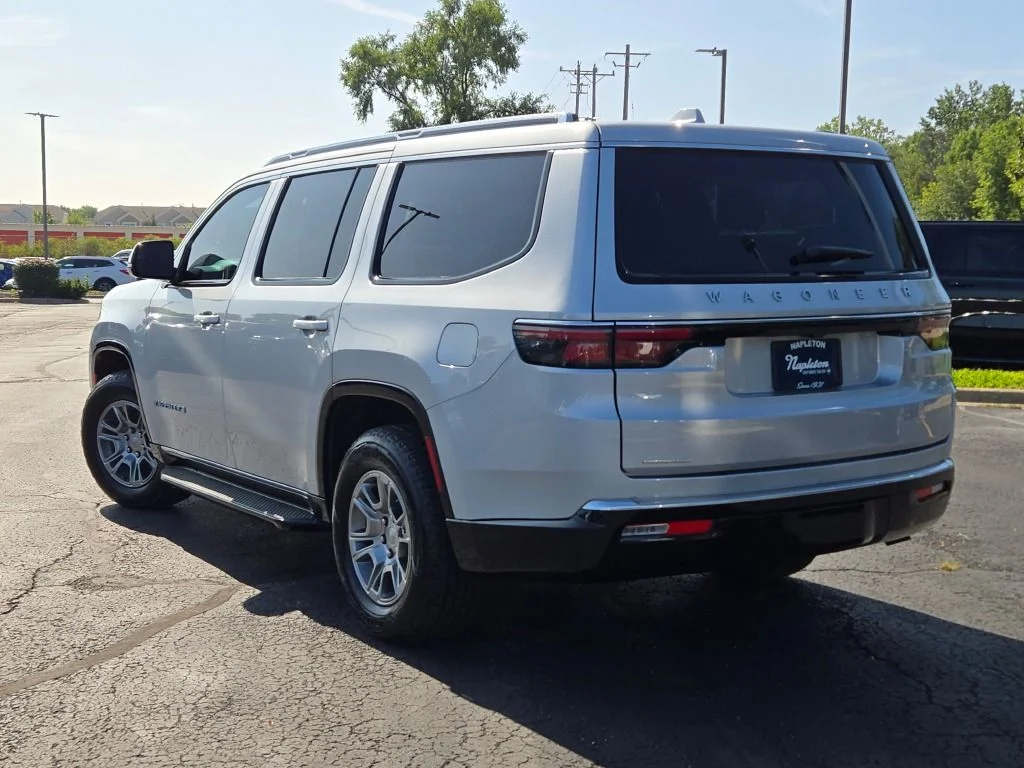 Used 2023 Silver Jeep Base image 12