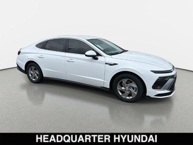 New 2026 White Hyundai SE image 1