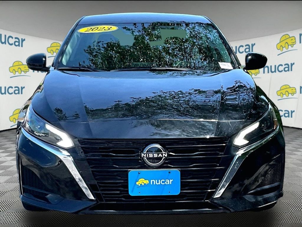 Used 2023 Super Black Clearcoat Nissan 2.5 SV image 2