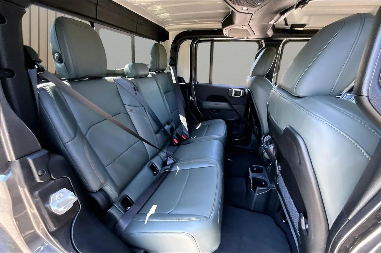 New 2026 Granite Crystal Metallic Clear-Coat Exterior Paint Jeep Mojave image 17