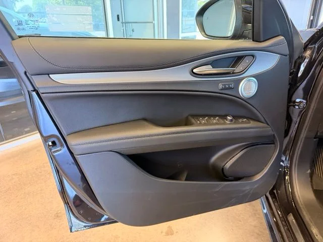 New 2026 Vulcano Black Metallic Exterior Paint Alfa Romeo Base image 15