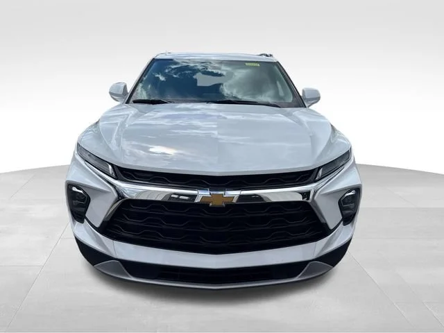 Used 2024 Summit White Chevrolet 2LT image 9