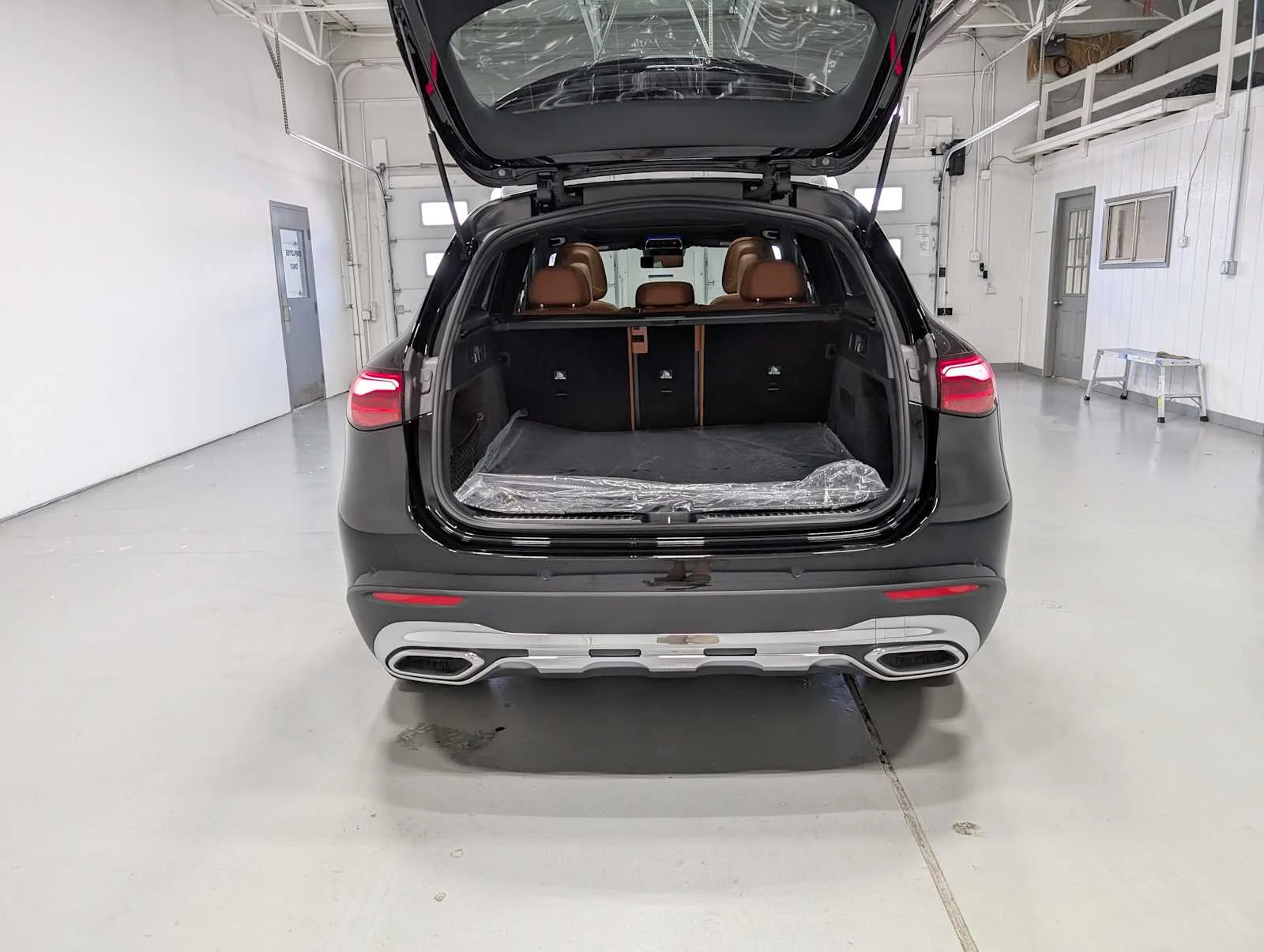 Used 2025 Black Mercedes-Benz GLC 300 image 36