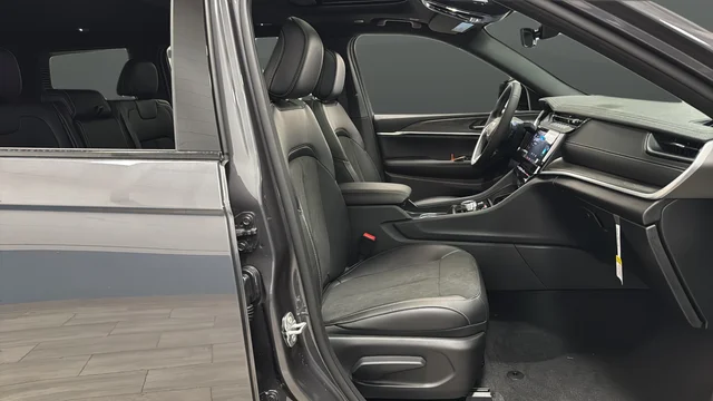 New 2026 Baltic Gray Metallic Clear-Coat Exterior Paint Jeep Altitude image 24