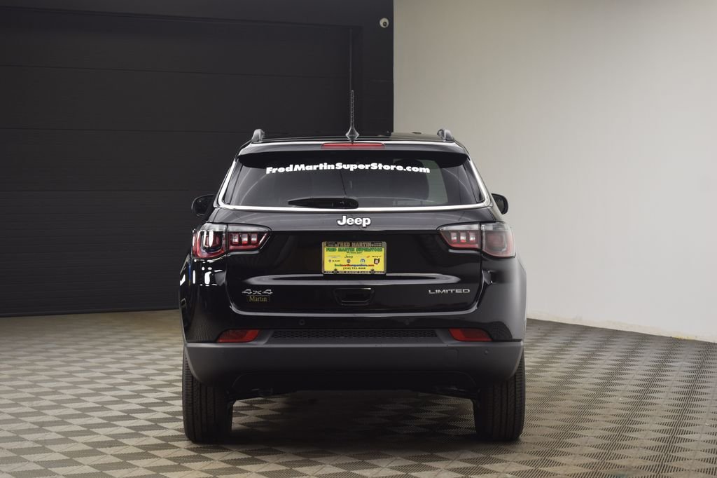 New 2026 Diamond Black Crystal Pearl-Coat Exterior Paint Jeep Limited image 11