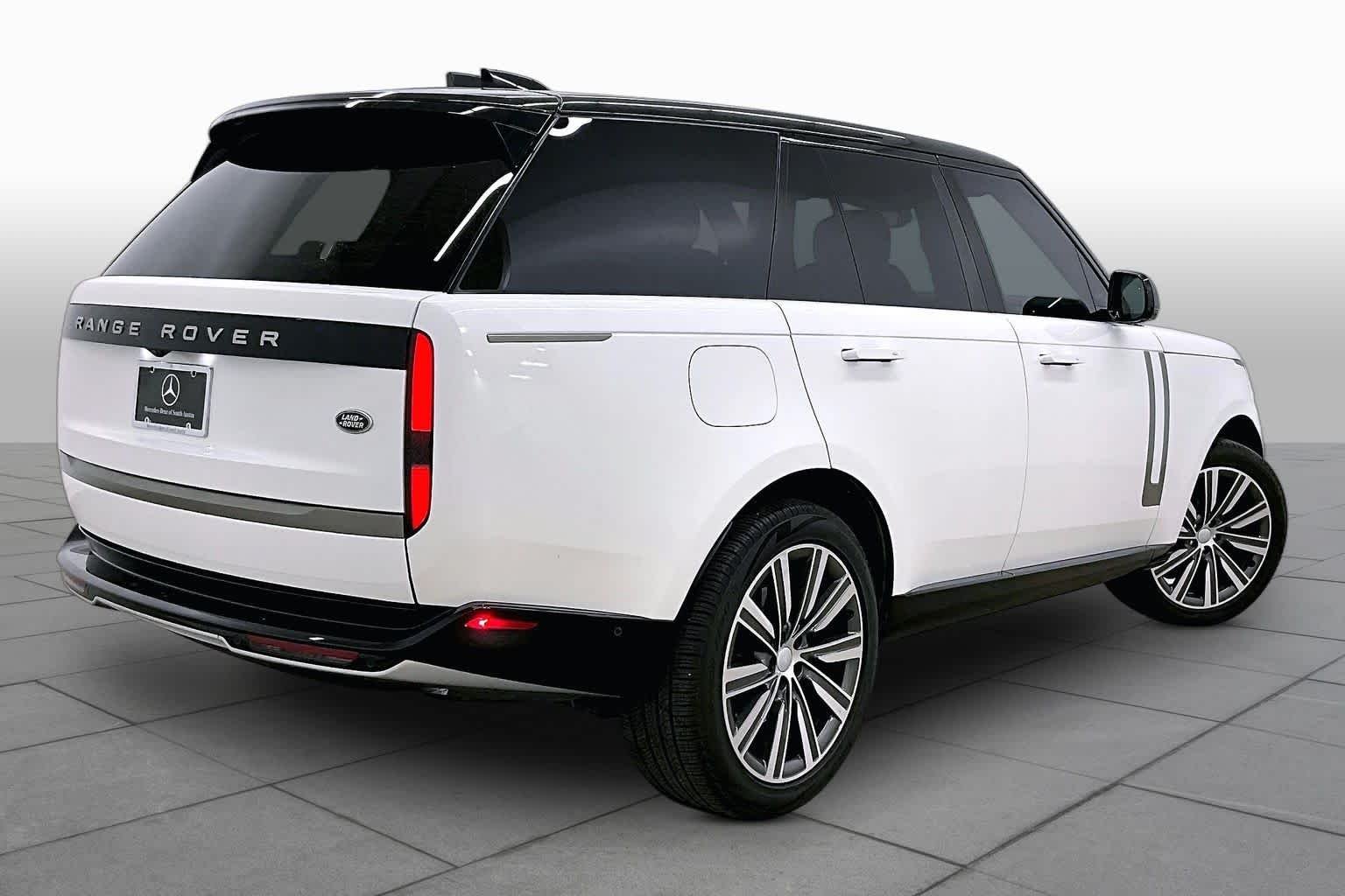 Used 2023 Icy White SV Bespoke Special Effect Gloss Land Rover SE image 13